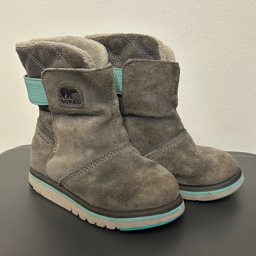 Sorel Youth Rylee Winter boots Grey suede with a teal accent strap Girls Size 11
